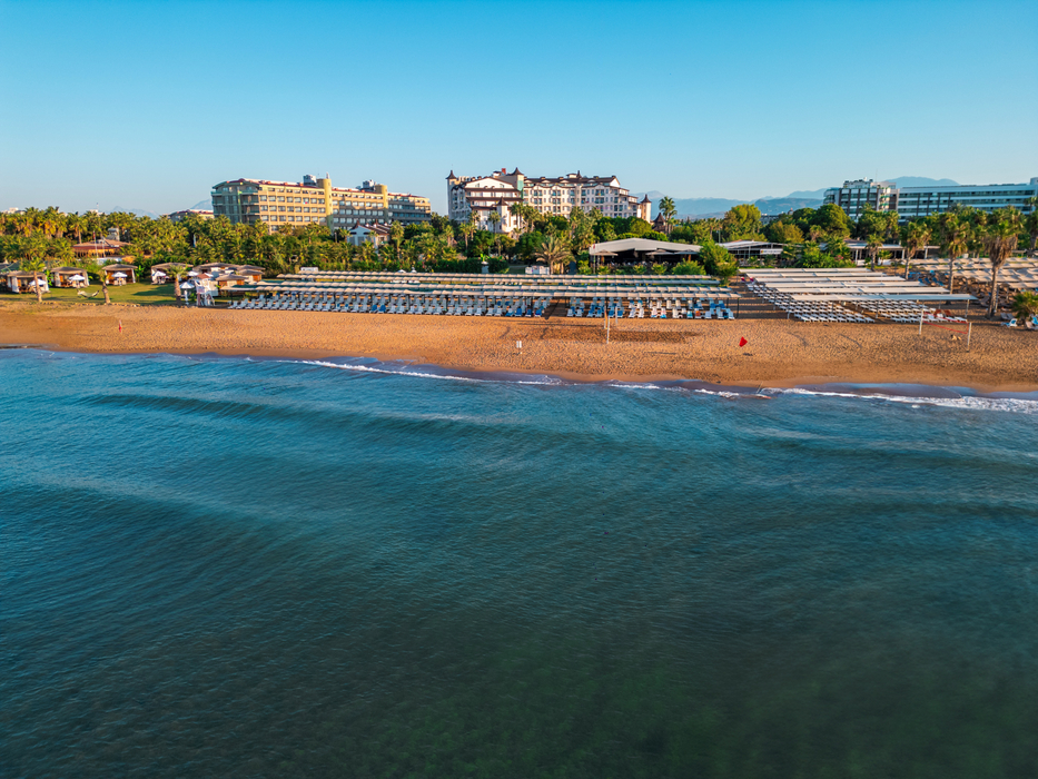 Luftaufnahme des Bella Resort & Spa Hotel und seines privaten Sandstrands