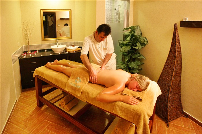 Massage babe. Турецкий массаж для женщин. Массажист в гостинице. Массаж в турецком отеле. Массаж жене.